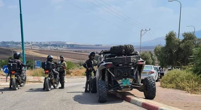 الاحتلال يعتقل شبان يشتبه بمساعدتهم للأسرى الستة